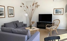 Ivis House Apt By The Sea At 